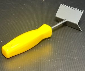 Queen Excluder Scraper|Cleaner - Plastic Handle