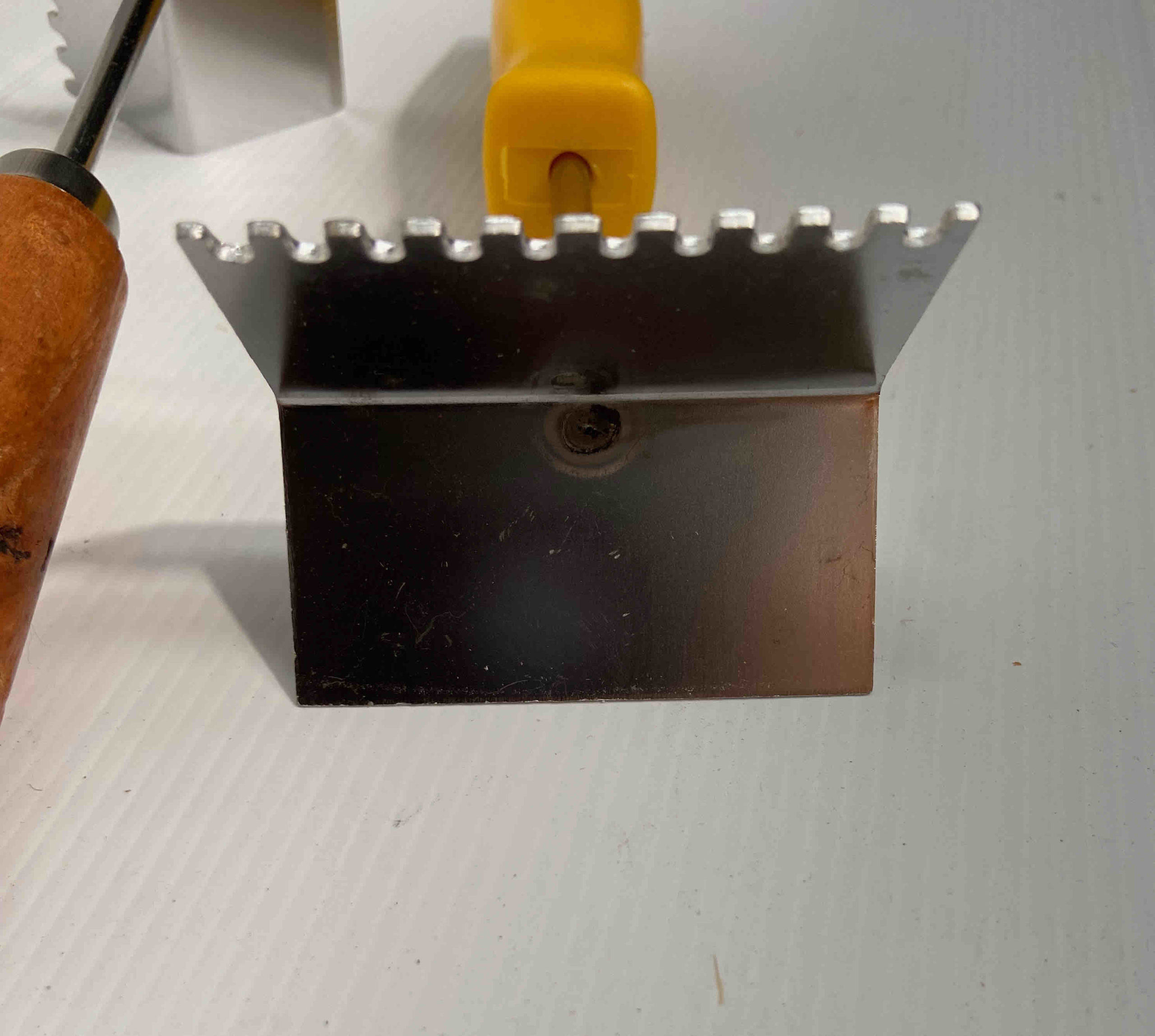 Queen Excluder Scraper|Cleaner - Plastic Handle - Image 6