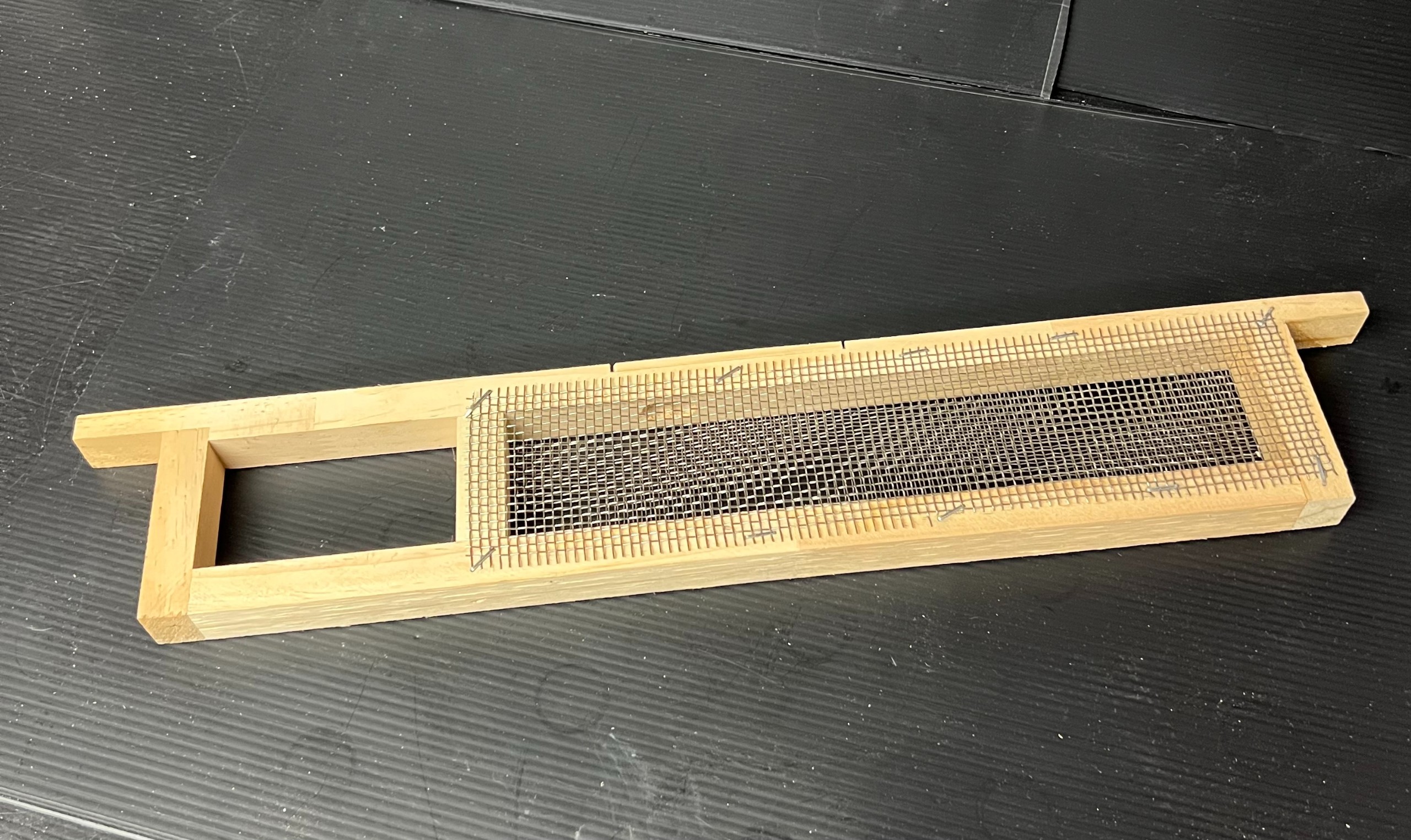 Deluxe Requeening Frame
